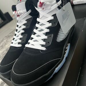 NEW Air Jordan 5 Retro Black Metallic Reimagined Size 13
MAKE AN OFFER!